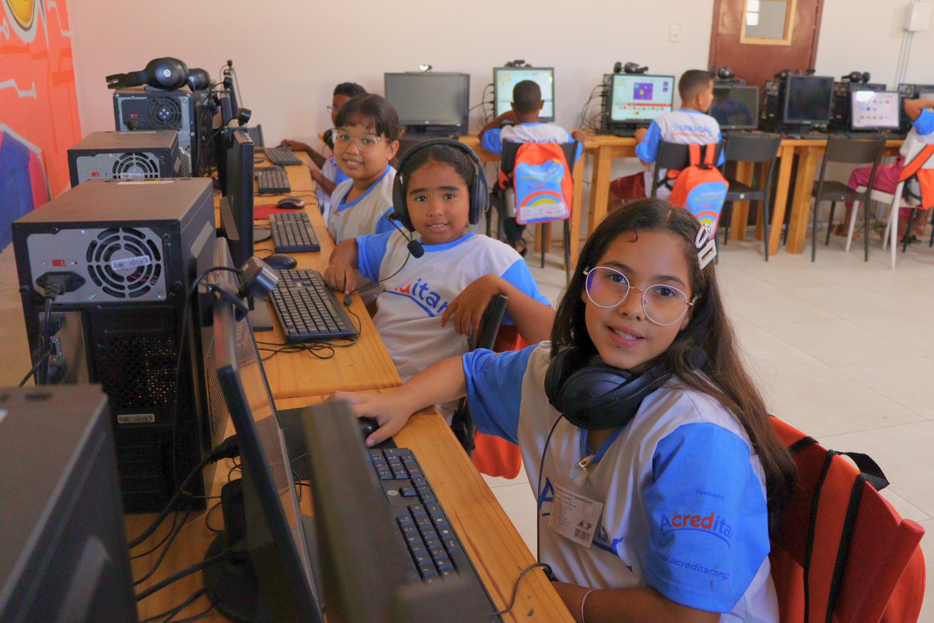 Crianças e adolescentes do projeto Garotada Empreendedora Tech